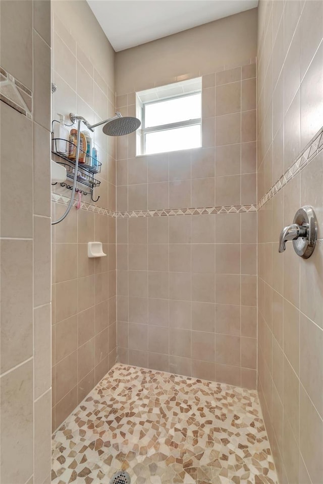 bathroom featuring tiled shower