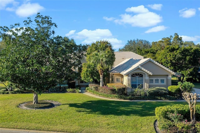 single story home with a front lawn