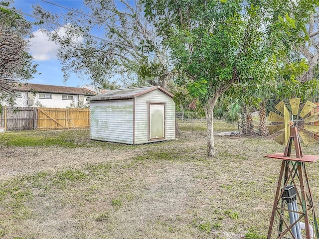 view of yard featuring a storage unit