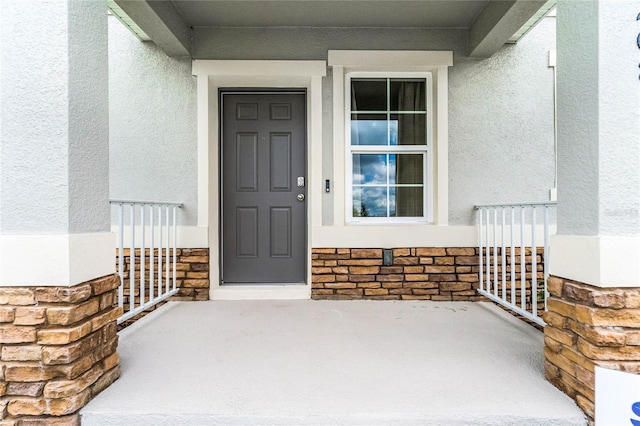 entrance to property featuring a porch