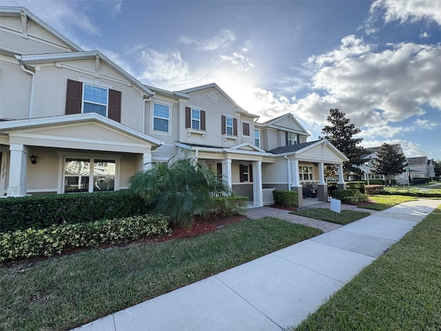 view of front of house featuring a front lawn