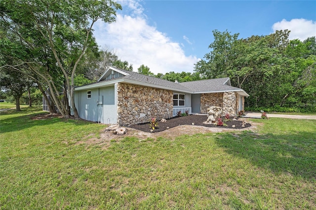 ranch-style home featuring a front lawn and a garage