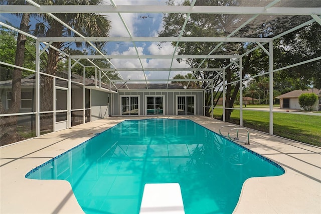 view of swimming pool featuring a lanai, a diving board, and a patio