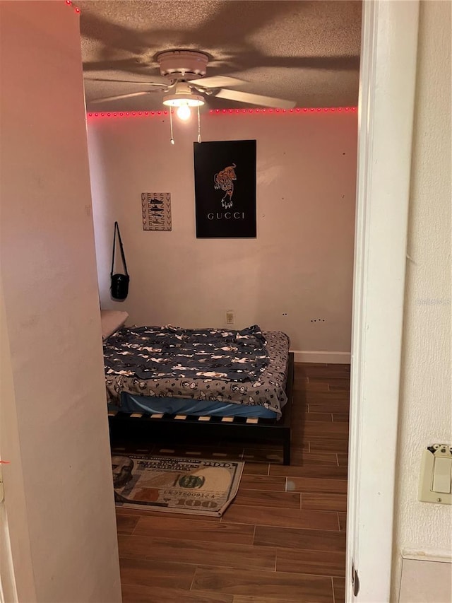 bedroom featuring ceiling fan and a textured ceiling