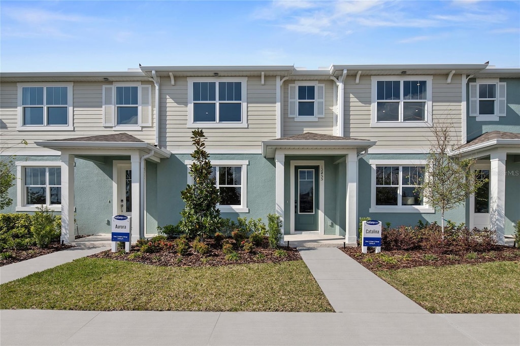 view of front of property with a front yard