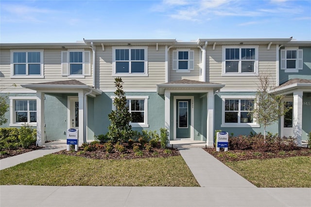 view of front of property with a front yard