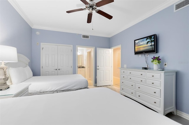 bedroom featuring connected bathroom, crown molding, light hardwood / wood-style flooring, a closet, and ceiling fan