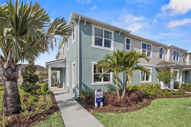 view of front of house featuring a front lawn