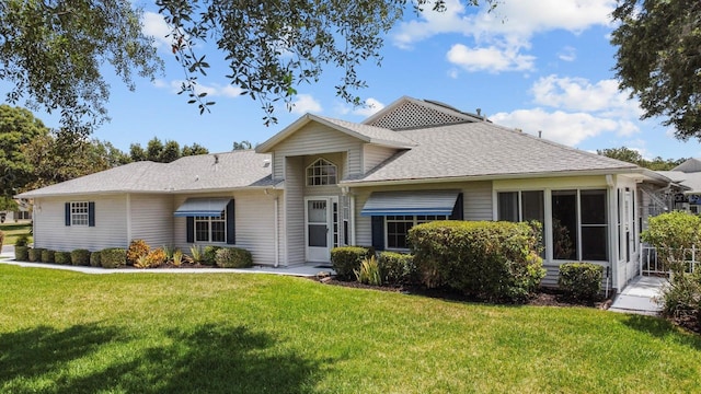 view of front of house featuring a front lawn