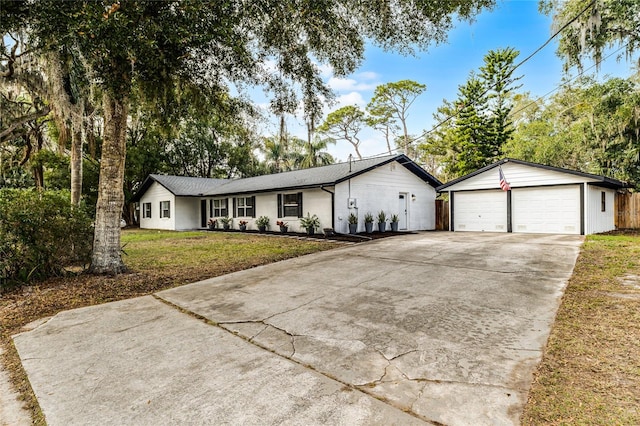 single story home with a front lawn