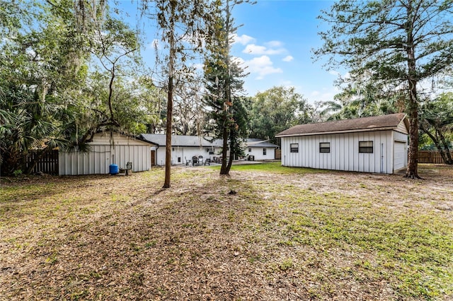 view of yard featuring a shed