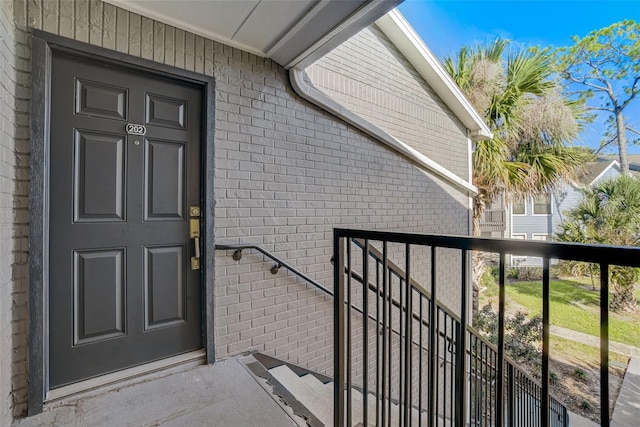 property entrance featuring a balcony