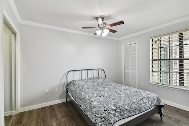 bedroom featuring ceiling fan, dark wood-type flooring, a closet, and crown molding