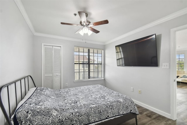 bedroom with ceiling fan, a closet, wood-type flooring, and crown molding