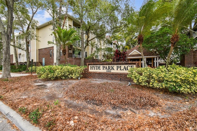 view of community / neighborhood sign