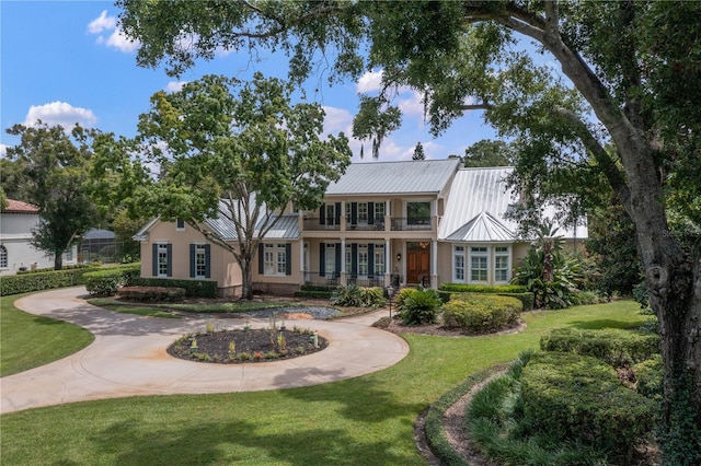 view of front of property featuring a front lawn