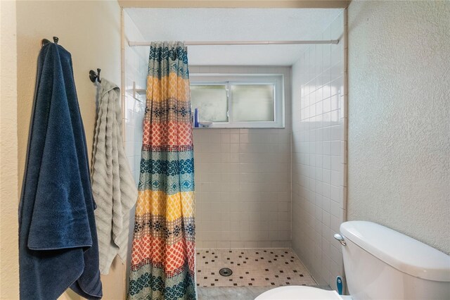 1309 Paradise Ln, Winter Park, FL 32792 - bathroom with toilet and a shower with curtain