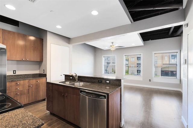 kitchen with ceiling fan, sink, a kitchen island with sink, stainless steel appliances, and dark hardwood / wood-style flooring