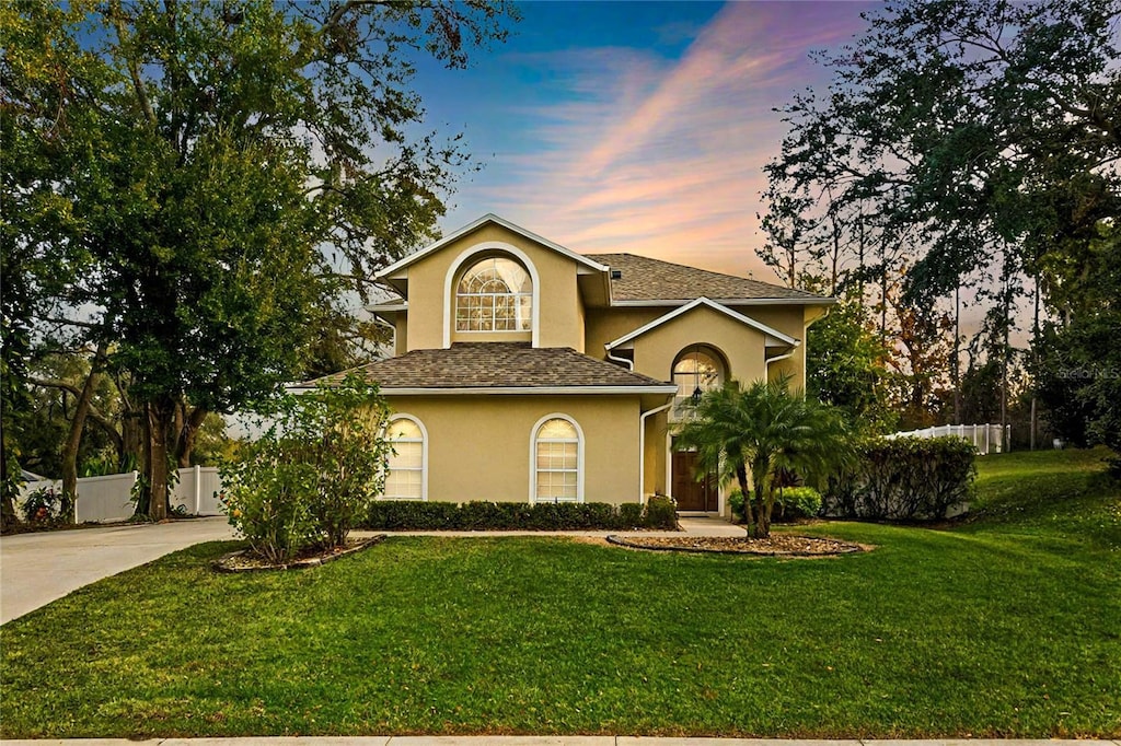 view of front property featuring a yard