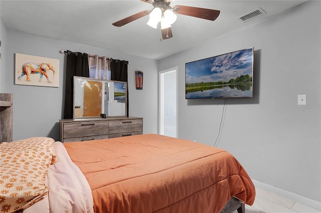 bedroom featuring ceiling fan and a textured ceiling