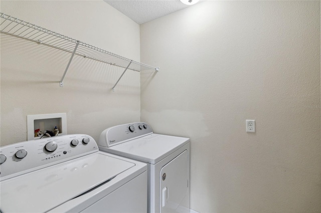 clothes washing area featuring a textured ceiling and independent washer and dryer