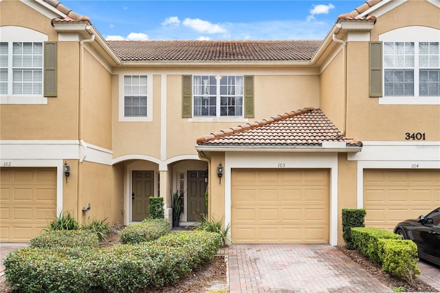 view of front of property featuring a garage