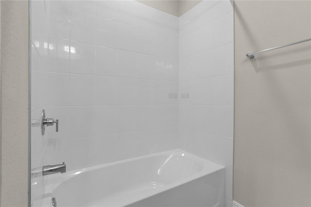 bathroom featuring tiled shower / bath combo