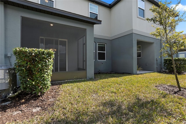 back of house featuring a lawn