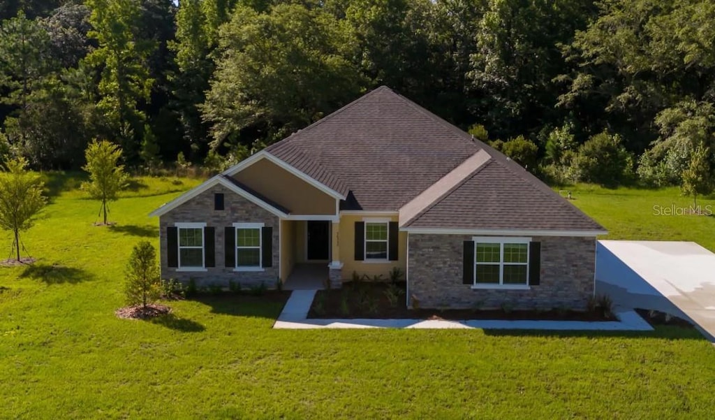 view of front of house featuring a front yard