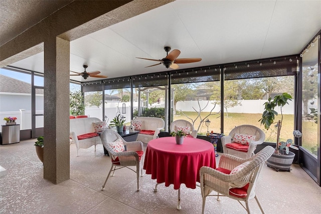 sunroom with ceiling fan