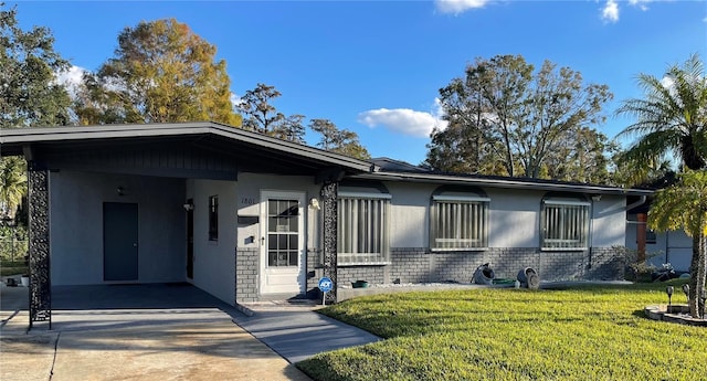 view of front facade featuring a front yard and a carport