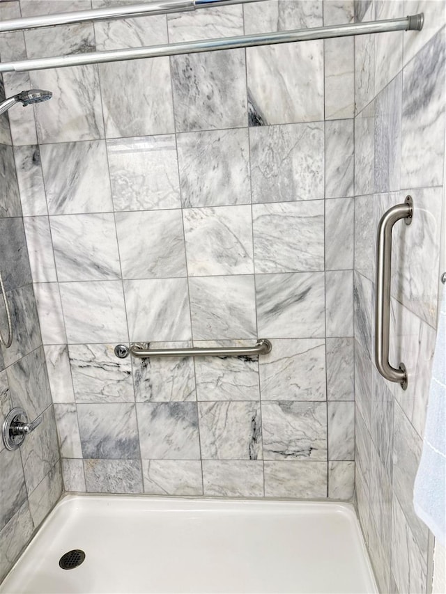 bathroom featuring a tile shower