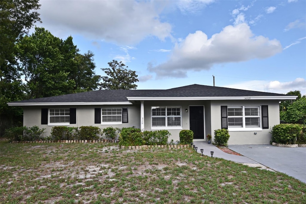 ranch-style home featuring a front yard