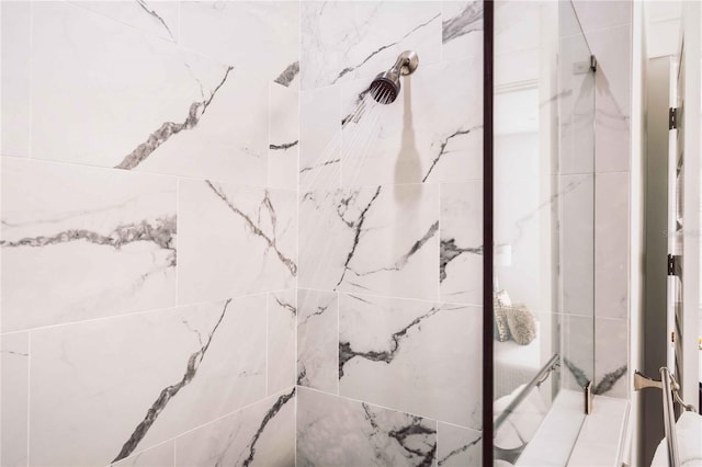 bathroom featuring a tile shower