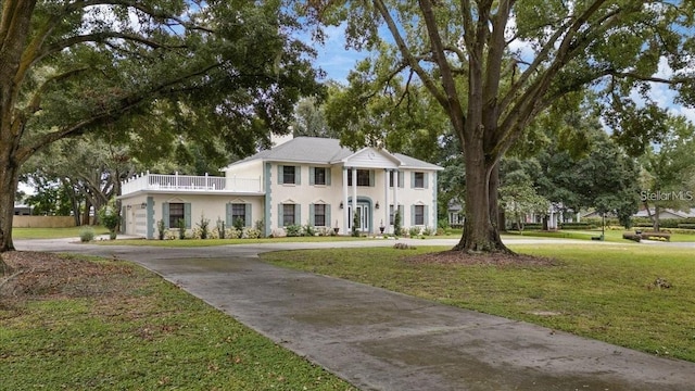 view of front of house with a garage and a front yard