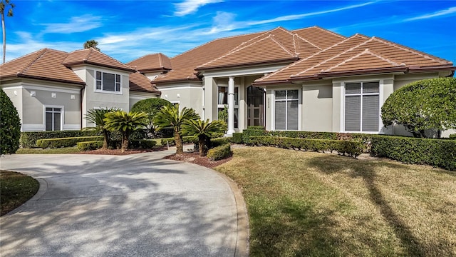 view of front of home featuring a front yard