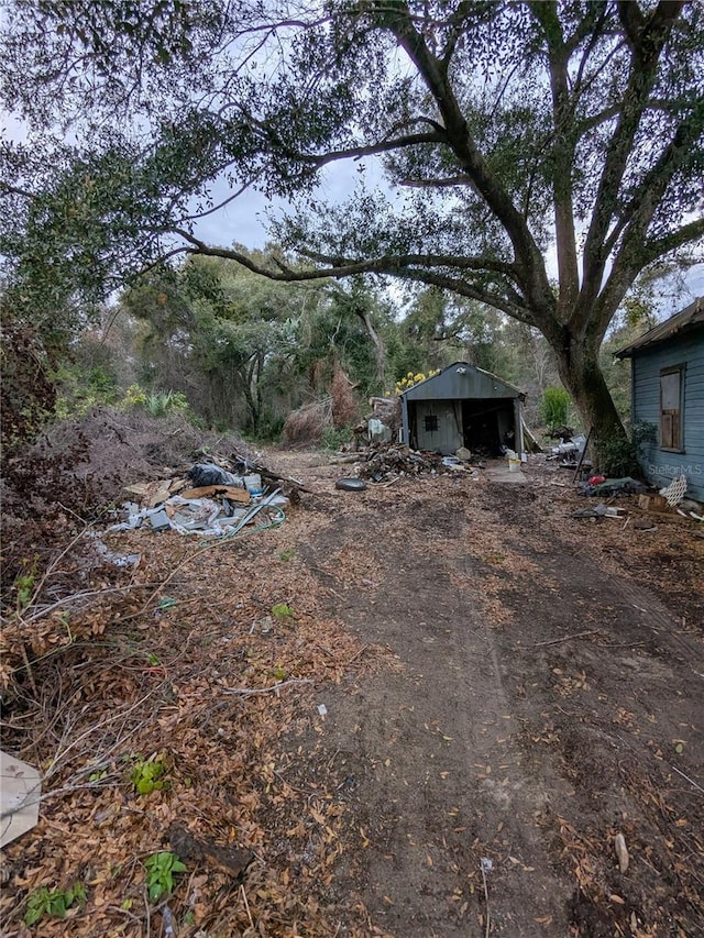 view of yard featuring an outbuilding