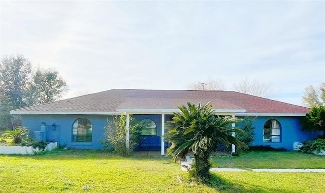 single story home featuring a front lawn