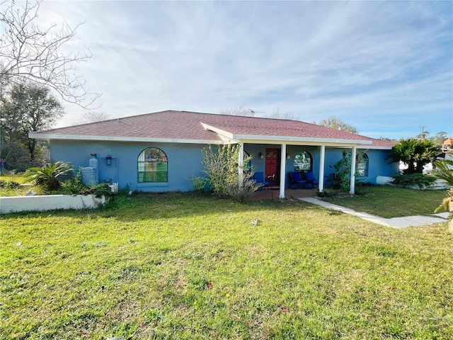 view of front facade featuring a front yard and covered porch