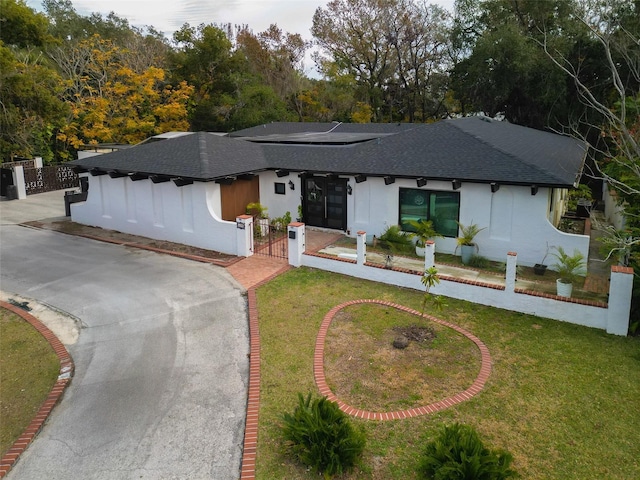 view of front of property with a front yard