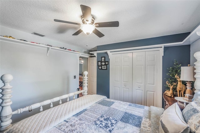 bedroom with ceiling fan, a textured ceiling, and a closet