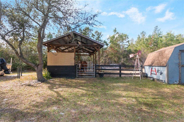 view of yard with a storage unit