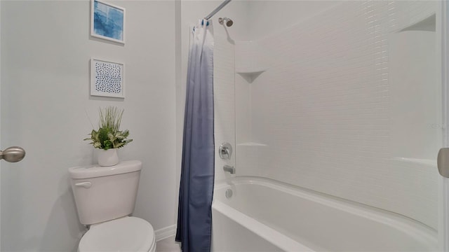 bathroom featuring toilet and shower / tub combo