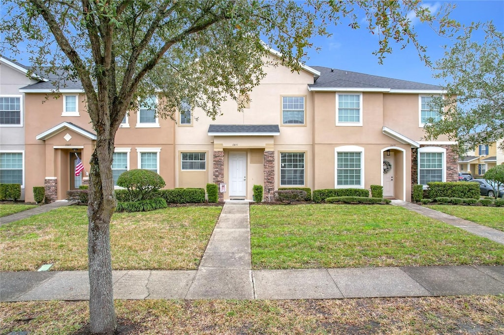 view of front of house with a front lawn