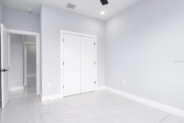 unfurnished bedroom featuring ceiling fan and a closet