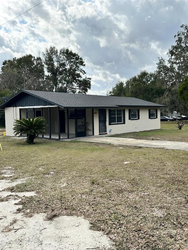 ranch-style home with a front lawn