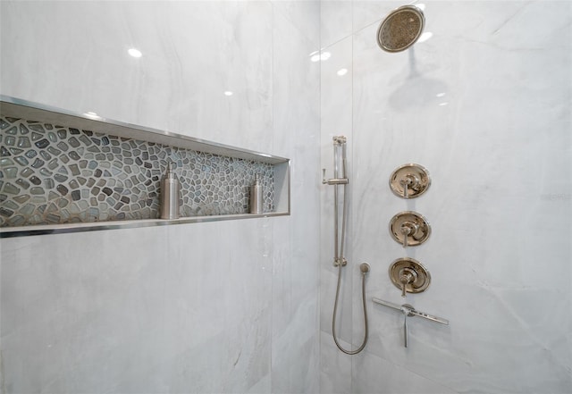 room details featuring a tile shower