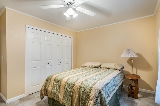 bedroom with ceiling fan, a closet, and ornamental molding