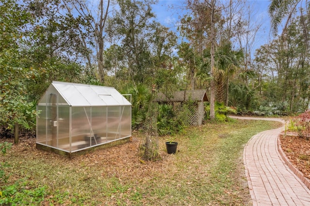 view of yard with an outdoor structure