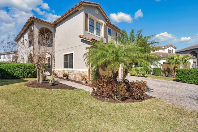 view of front of house featuring a front yard